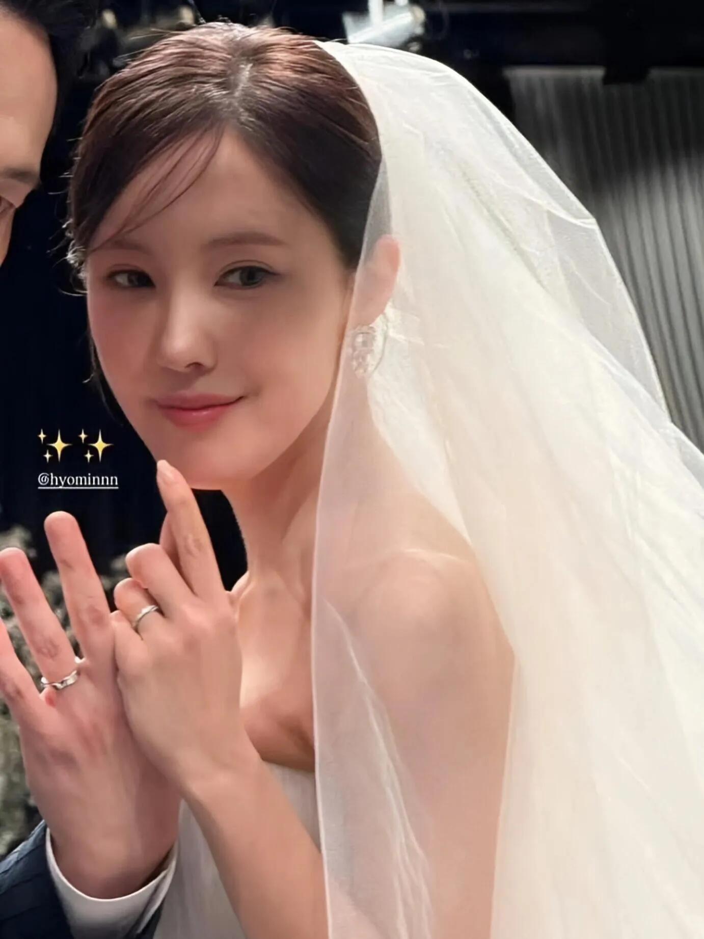 玉泽演婚礼现场图曝光,他看妻子眼神拉丝,宾客不多,只摆了几桌