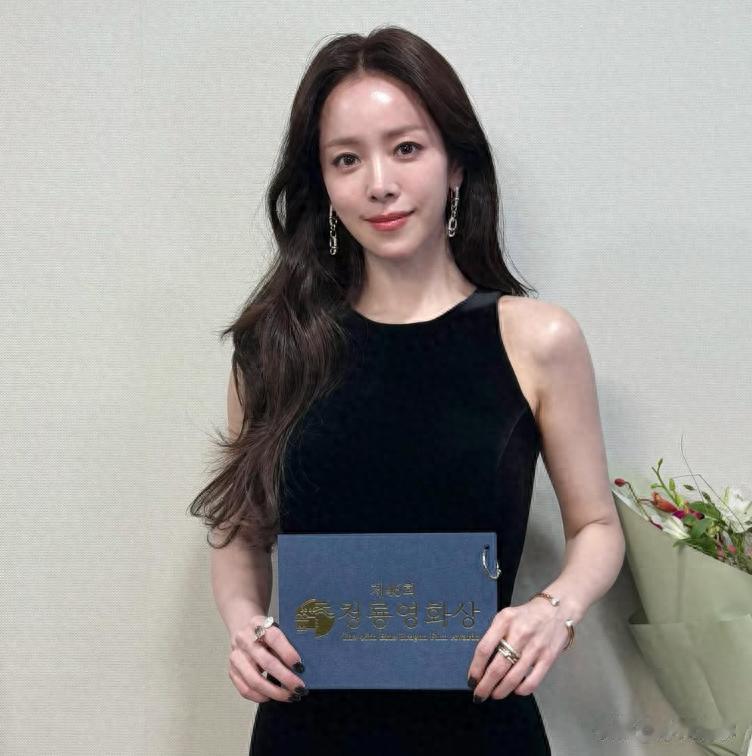 韩国女星怒揭娱乐圈黑暗面！为了保护后辈杠上导演，惨遭马赛克