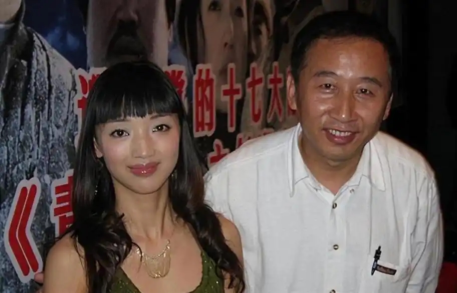 原来他们是两口子，相差20岁，丈夫是导演，为妻子量身定做女主角