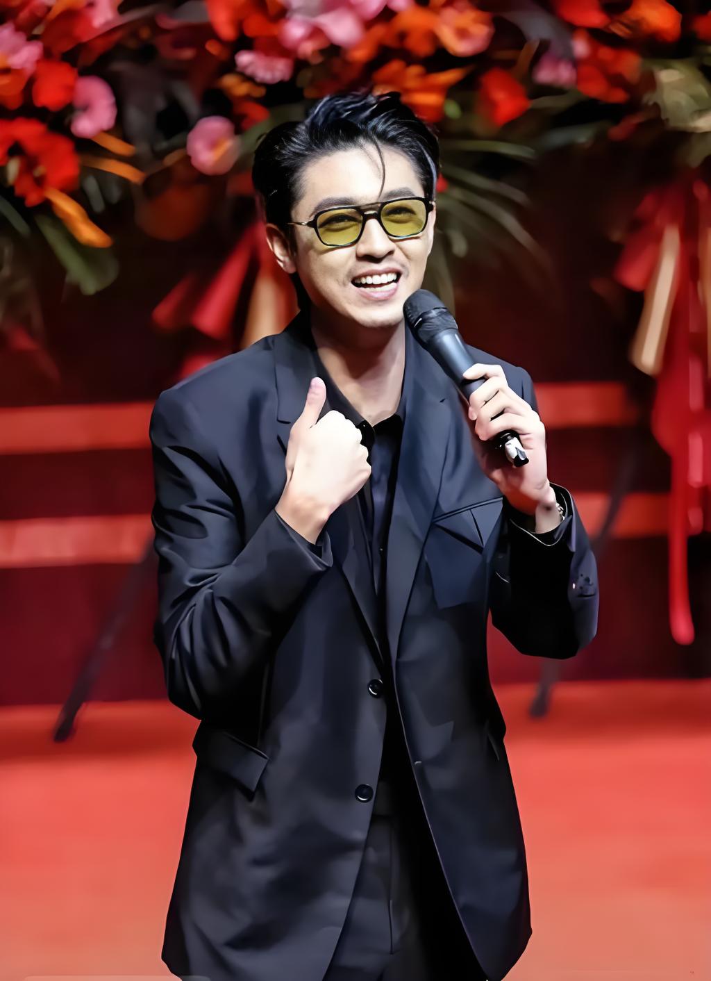 网友都在撒谎，秦霄贤不是胖了而是面相变了，少年感完全没有了