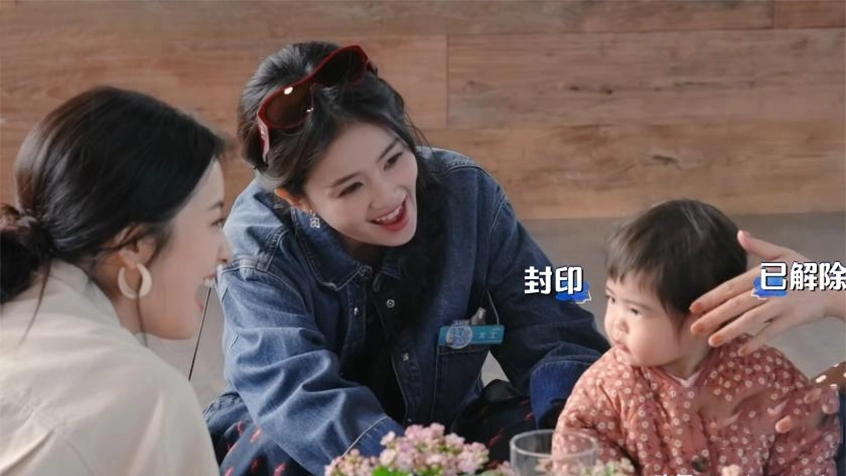 《亲爱的客栈》沈月铺6张床累瘫，白鹿拍男友视角走红：努力人设正失去流量红利