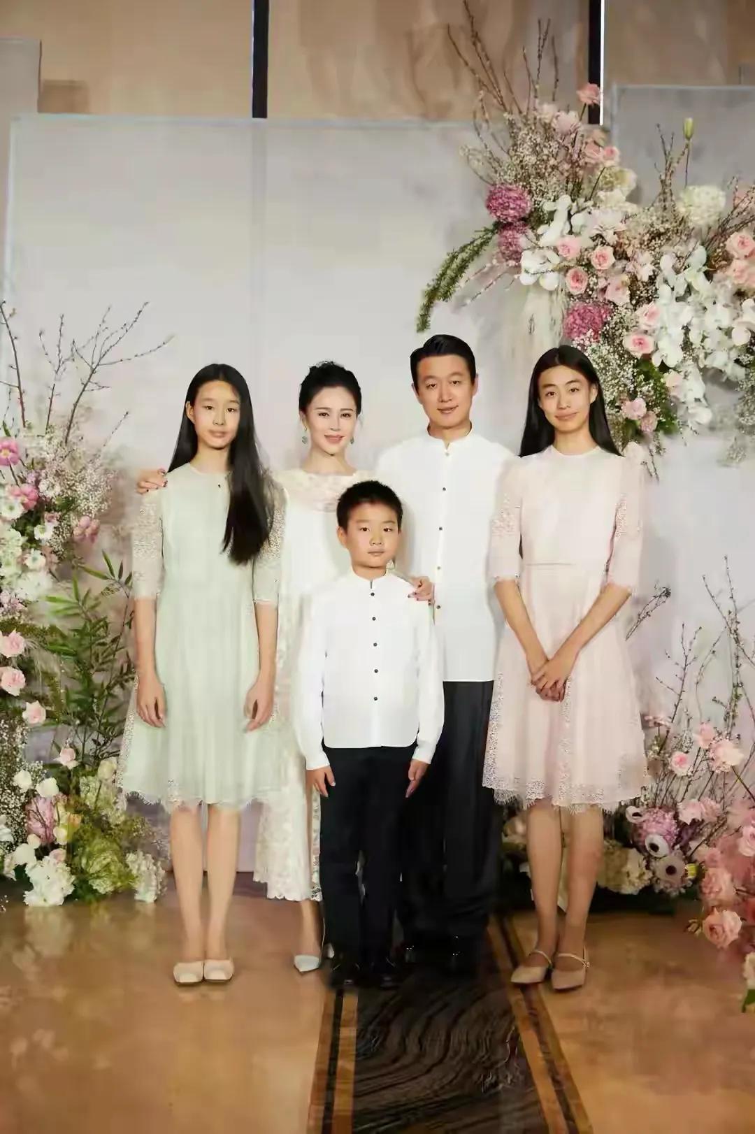 佟大为关悦带小儿子出游，10岁佟俊言个子好高，模样长得很像爸爸