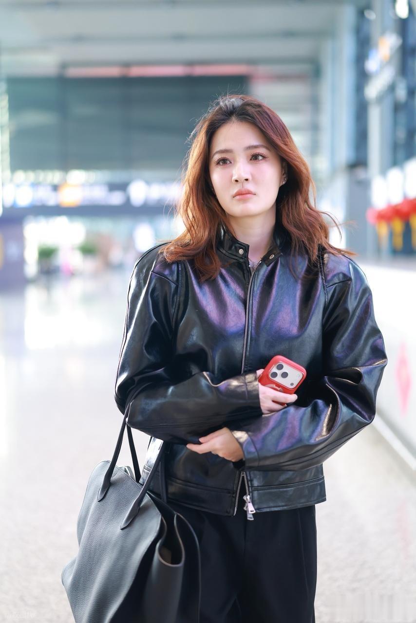 徐璐现身机场，身穿黑色皮衣搭配灰色毛衣简约时尚