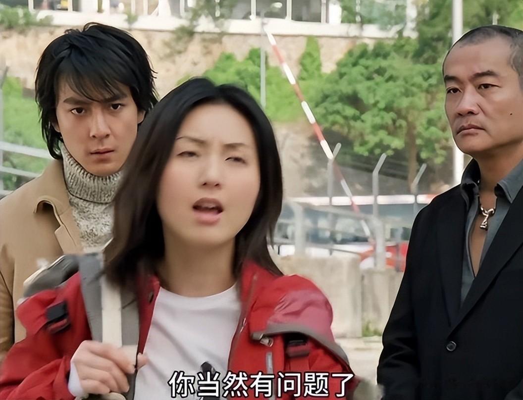 偶遇杨千嬅夫妇逛西湖，素面休闲无架子，丁子高穿拖鞋状态松弛