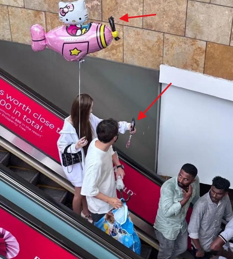 王思聪带女伴逛环球影城，驼背严重脖前倾，懒懒大腿跟小腿一样粗