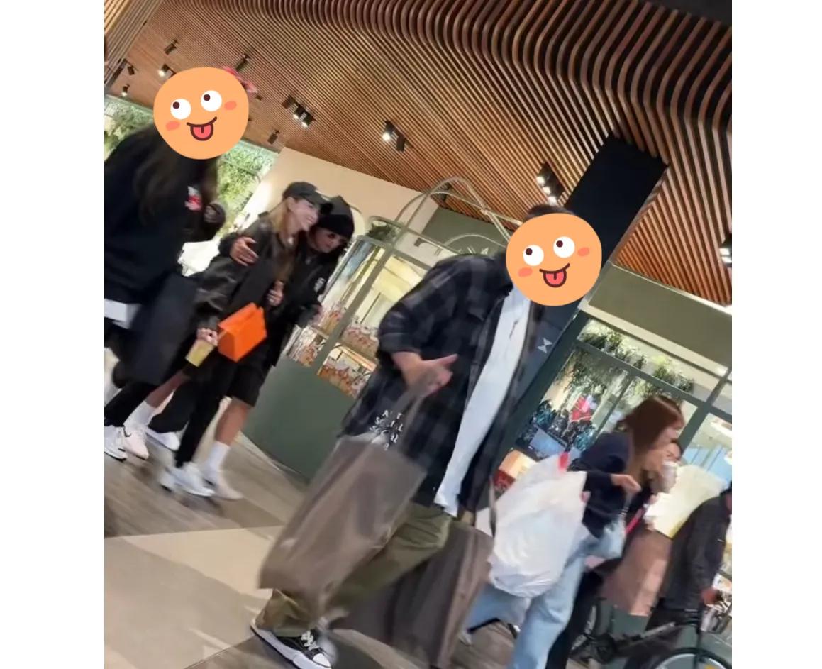 周杰伦国外被偶遇,喝着奶茶悠闲逛街,搂着昆凌的画面真的太甜了