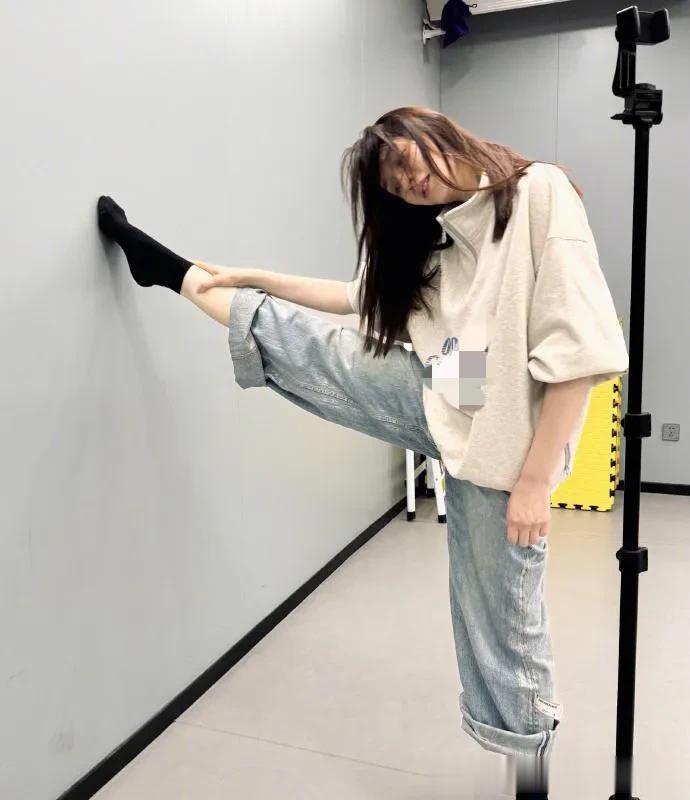 李小冉私服穿搭真随性！半拉链卫衣+牛仔裤，休闲减龄又时髦！