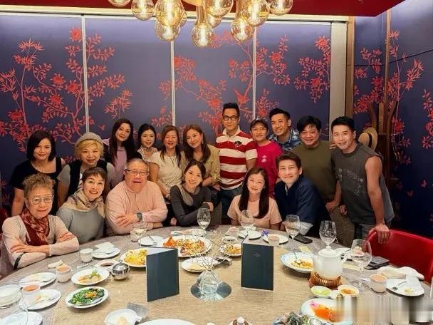 30年友情比塑料姐妹情更狠？陈炜江美仪张文慈同框引爆回忆杀