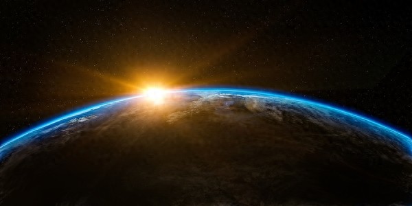 馬斯克要在太空建數據中心 黃仁勛：沒有空氣流動 唯一辦法是建造巨大的散熱板