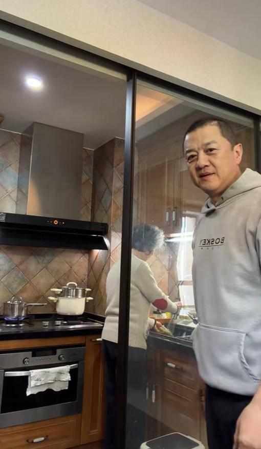 李亚鹏和妈妈过元宵节！北京小房好干净，要和金喜一起为夏夏庆生