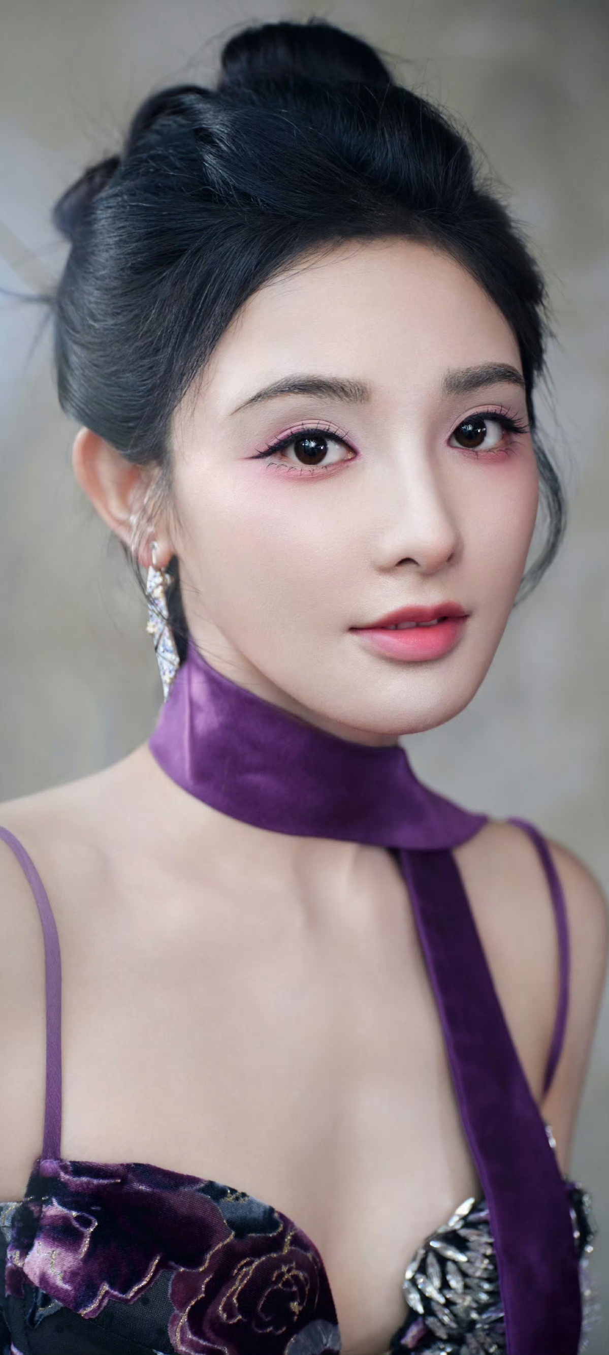 彭小苒紫色旗袍韵味十足