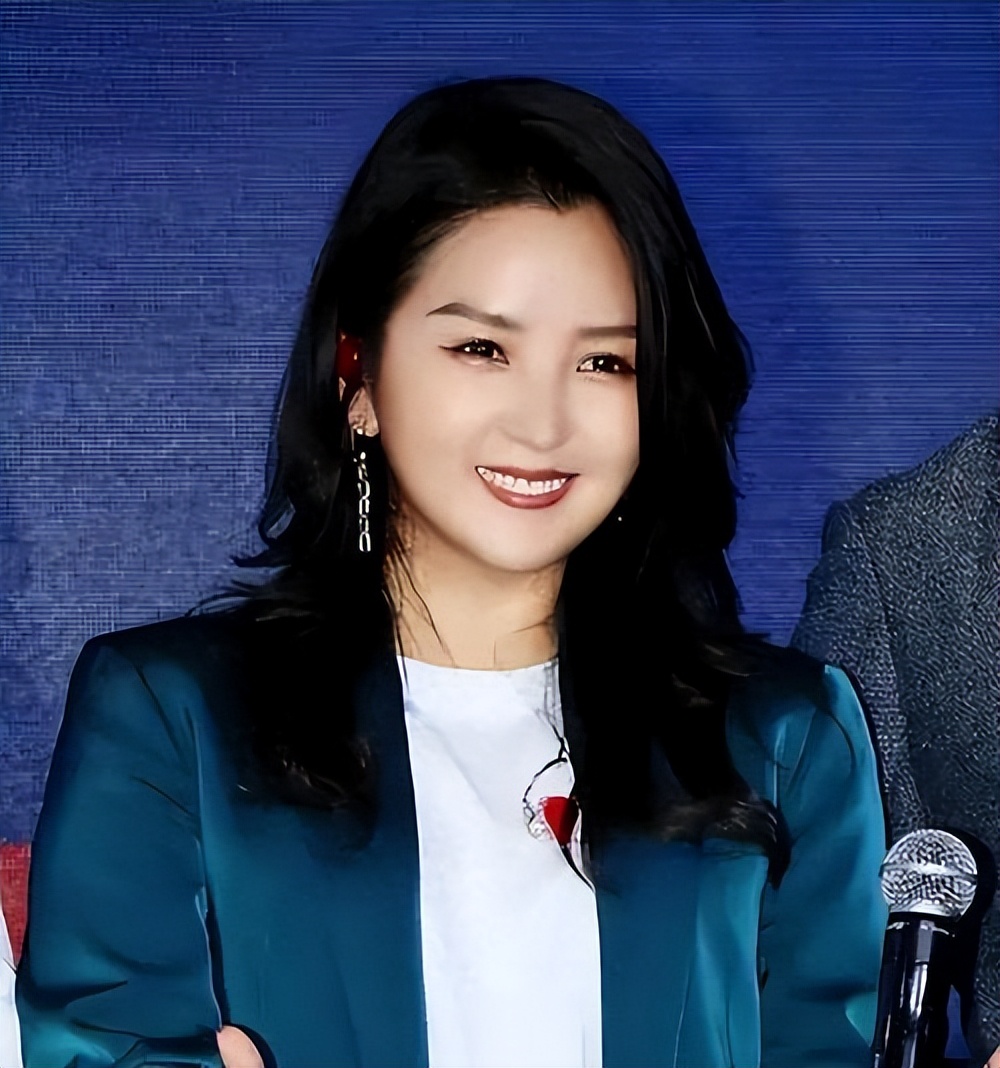 第二个闫学晶？39岁何洁哭诉：辞掉保姆司机，独自养4娃累到脱相