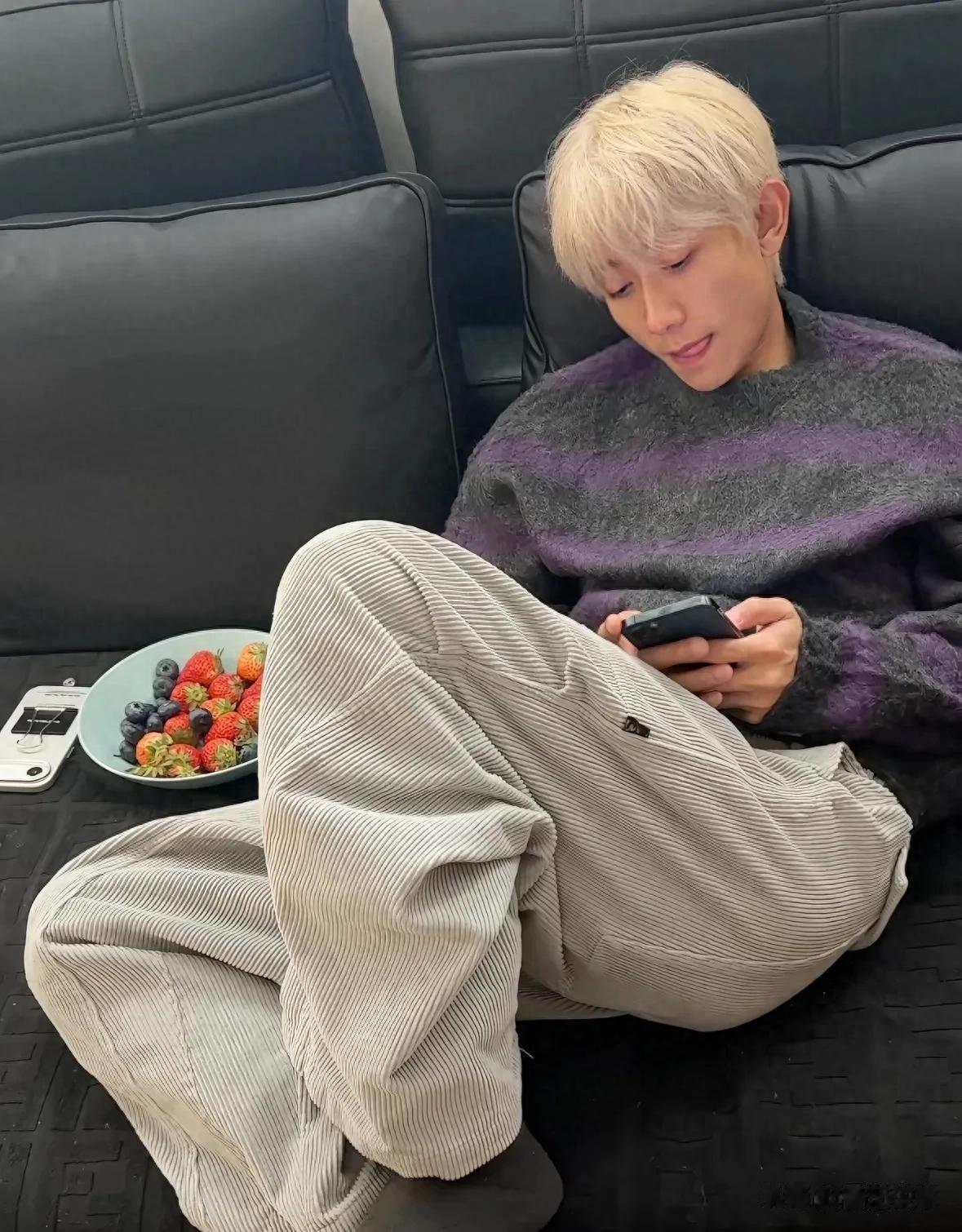 张一山晒过年聚会照，家里大得能跑步，仨发小都有白头发了