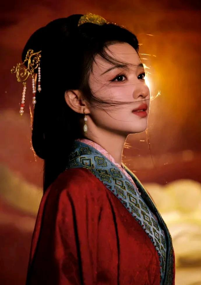 另一套私服更出圈，米白碎花裙叠穿牛仔外套，搭配浅蓝手包和粉色墨镜