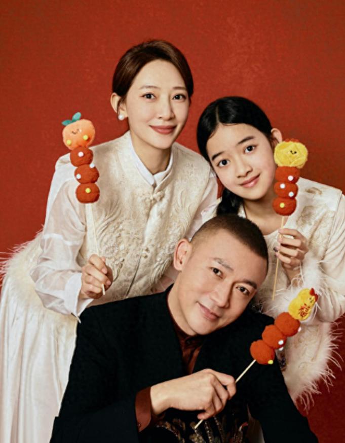 聂远二胎女儿曝光！大眼睛颜值超姐姐，一家人现身机场保姆车接送