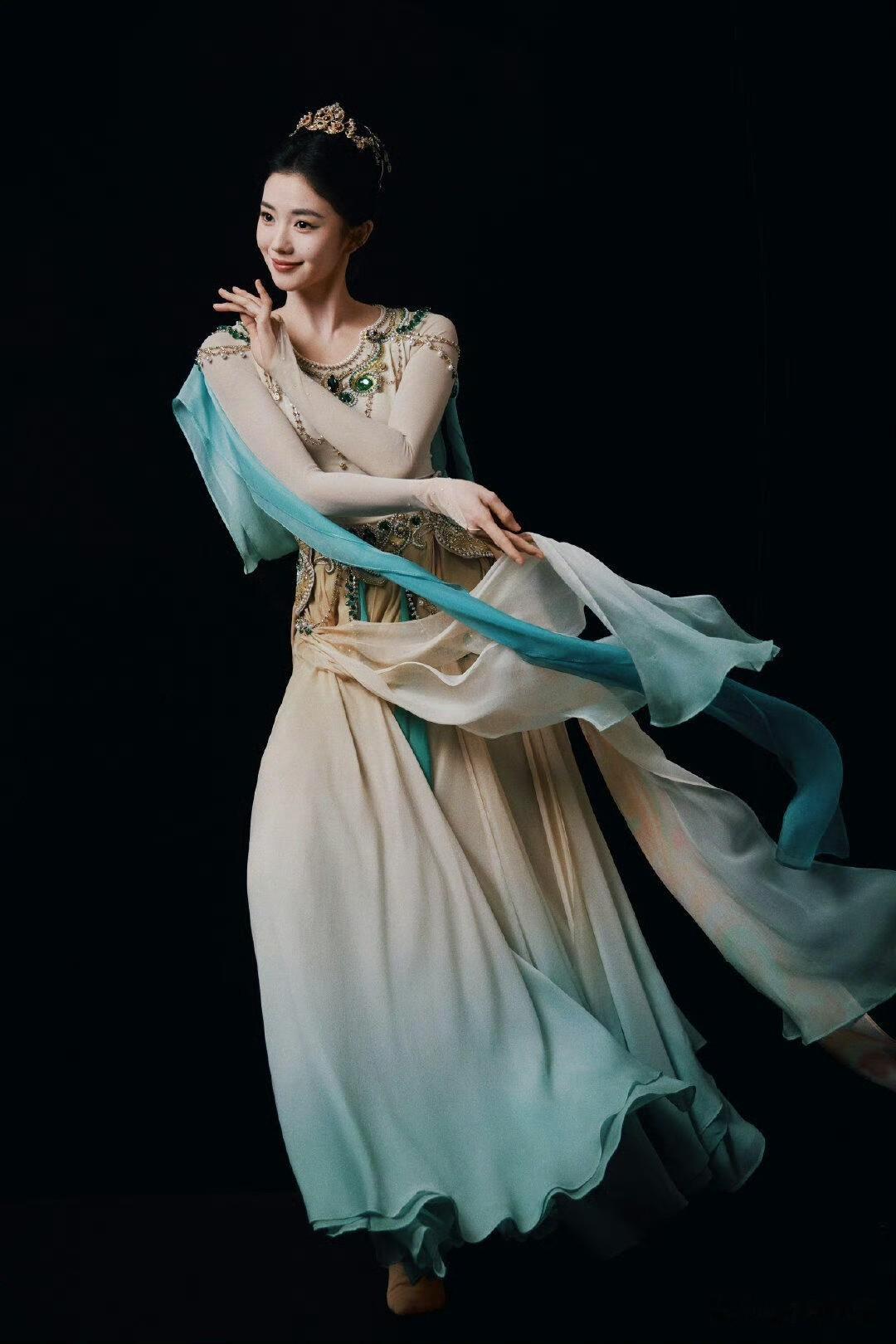 刘浩存|春晚造型,不愧是北舞严选! ???