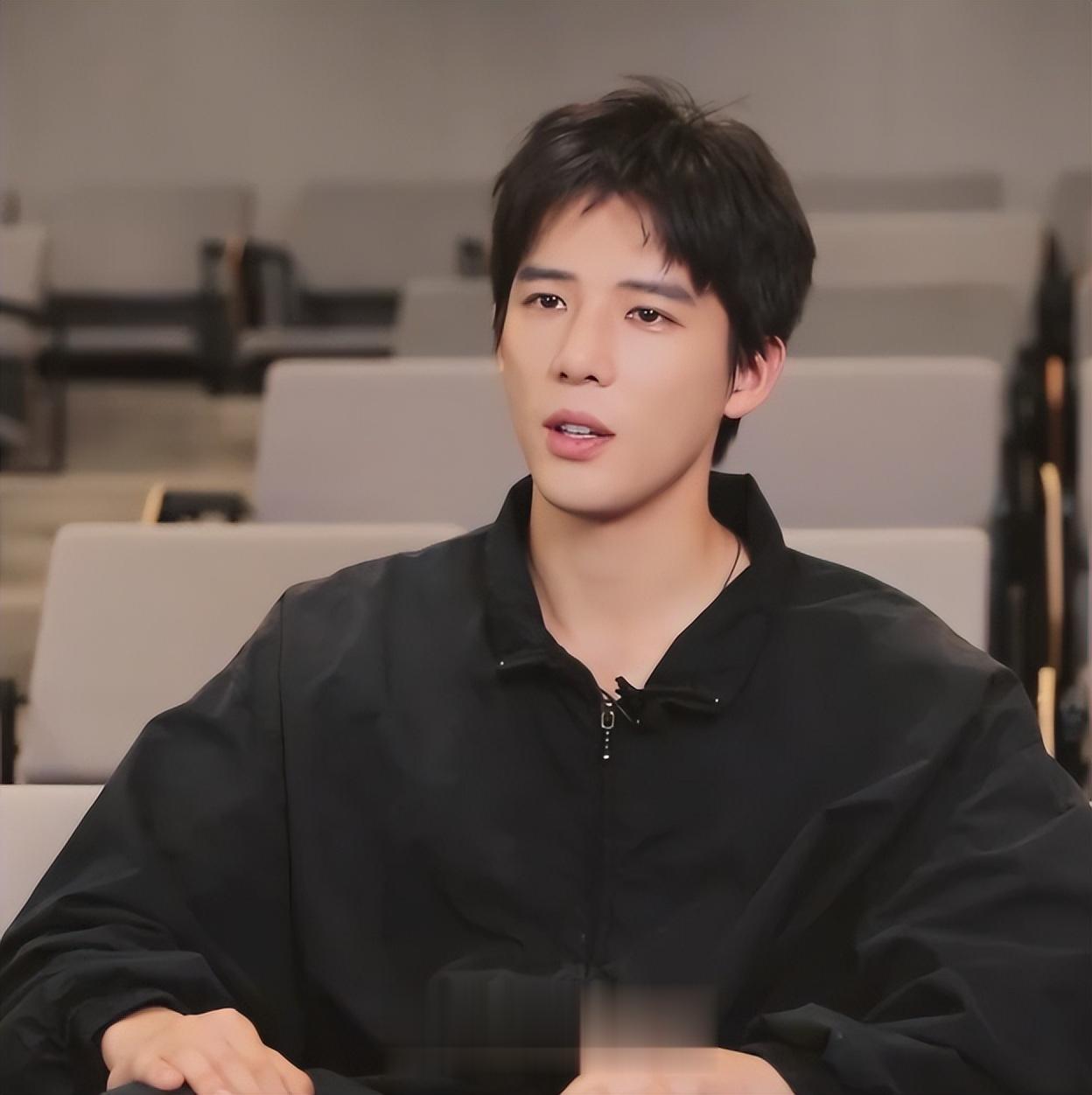 与关晓彤被传恋情3月后，官媒亲宣王安宇好消息，一点也不意外