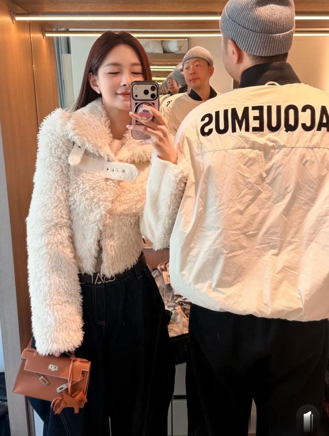 笑发财了！沈梦辰法国晒美照，杜海涛全程一套衣服，像女明星跟班