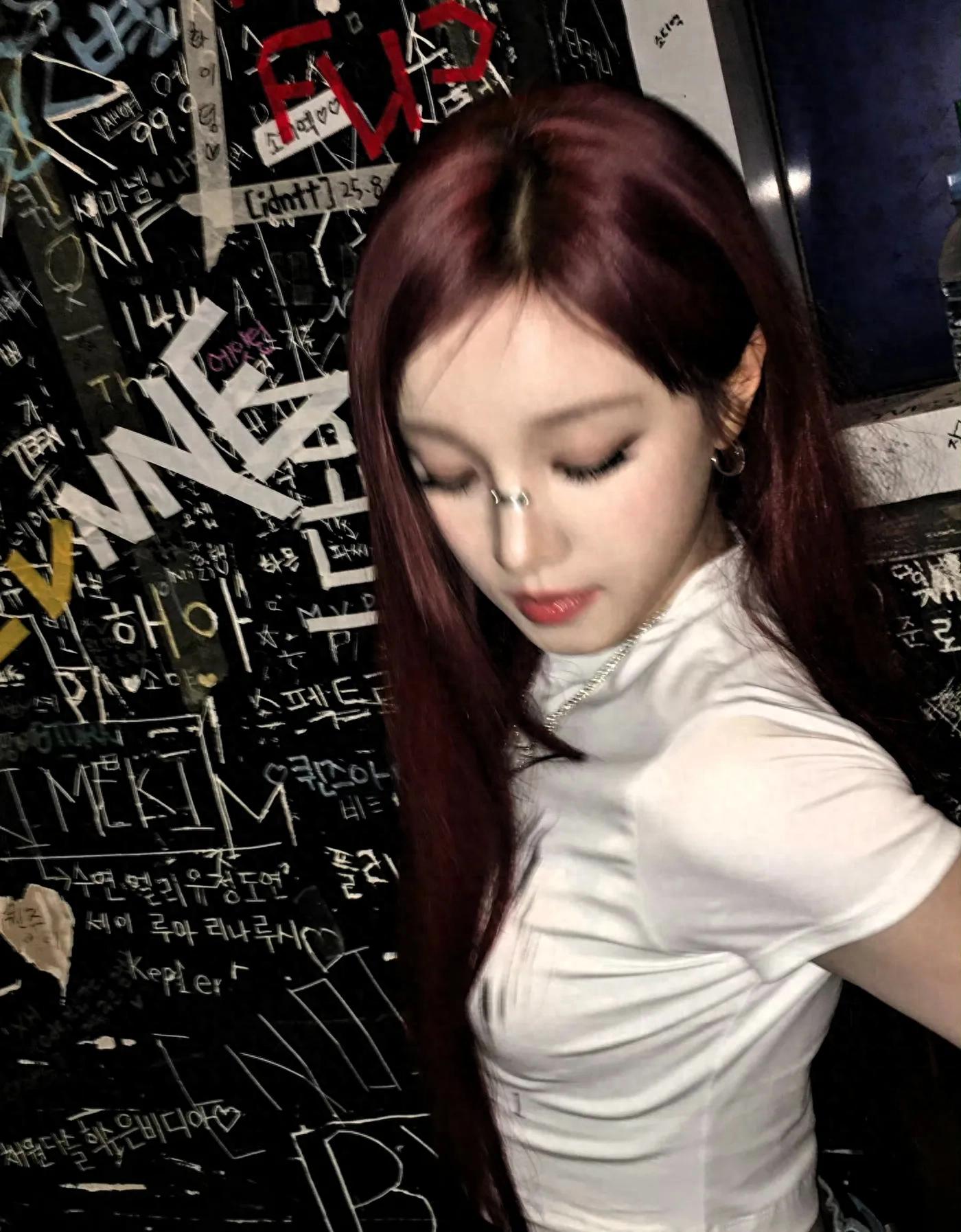 宋雨琦，非主流自拍，绛红色的头发意外的好看！