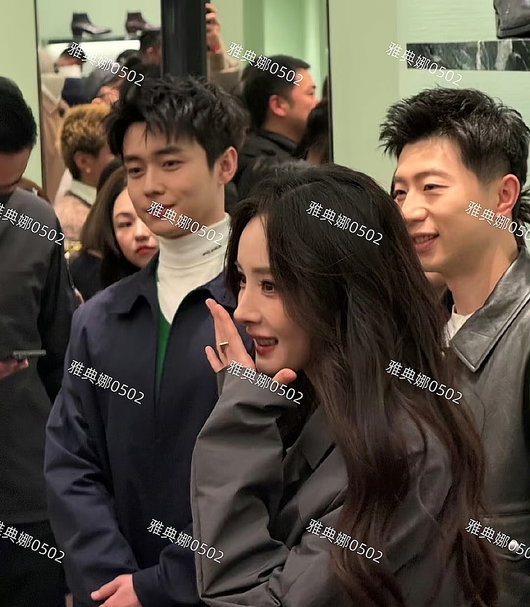 杨幂真人虽然漂亮灵动，但她嘟嘴时法令纹和下巴上的皱纹十分明显