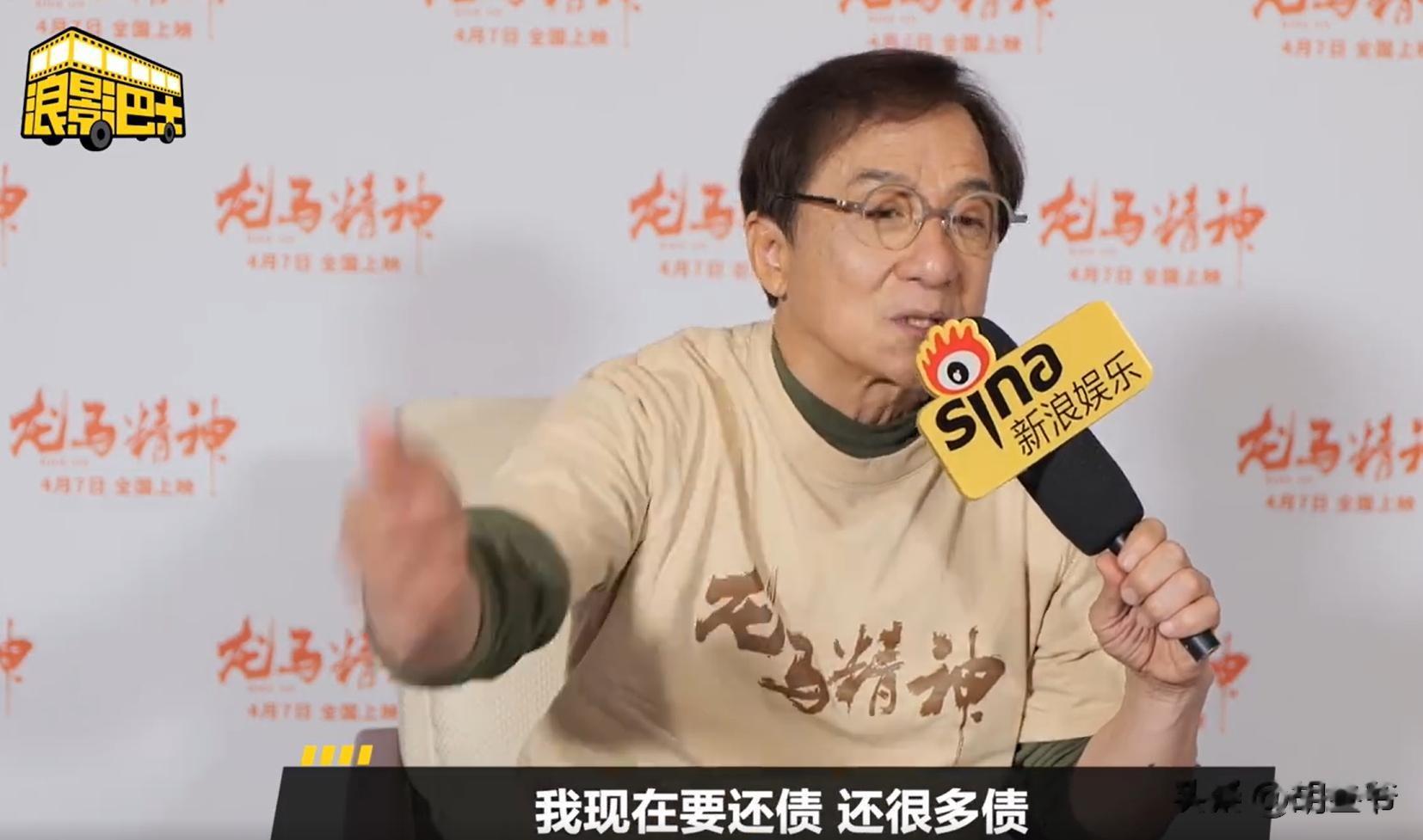 成龙带房祖名惠州游玩！父子树下相拥感情好，当地大人物亲自陪同