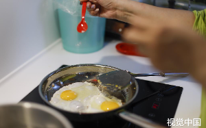 我哥领怀孕情人回家逼宫，强势嫂子没拿菜刀砍人，笑着给他们煮了荷包蛋