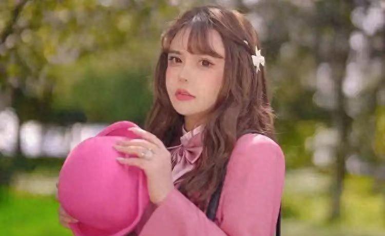 四次婚变、未婚先孕、撕裂母亲,整容33次,她26岁为何如此疯狂?