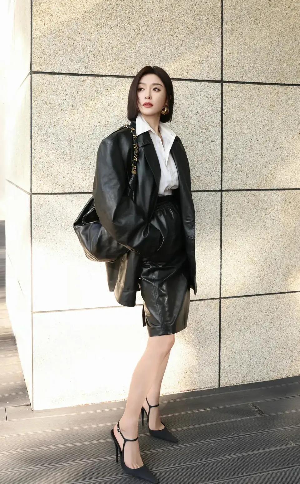 秦岚阿姨脚踩一字带黑色高跟，这腿又嫩又白，保养的真好