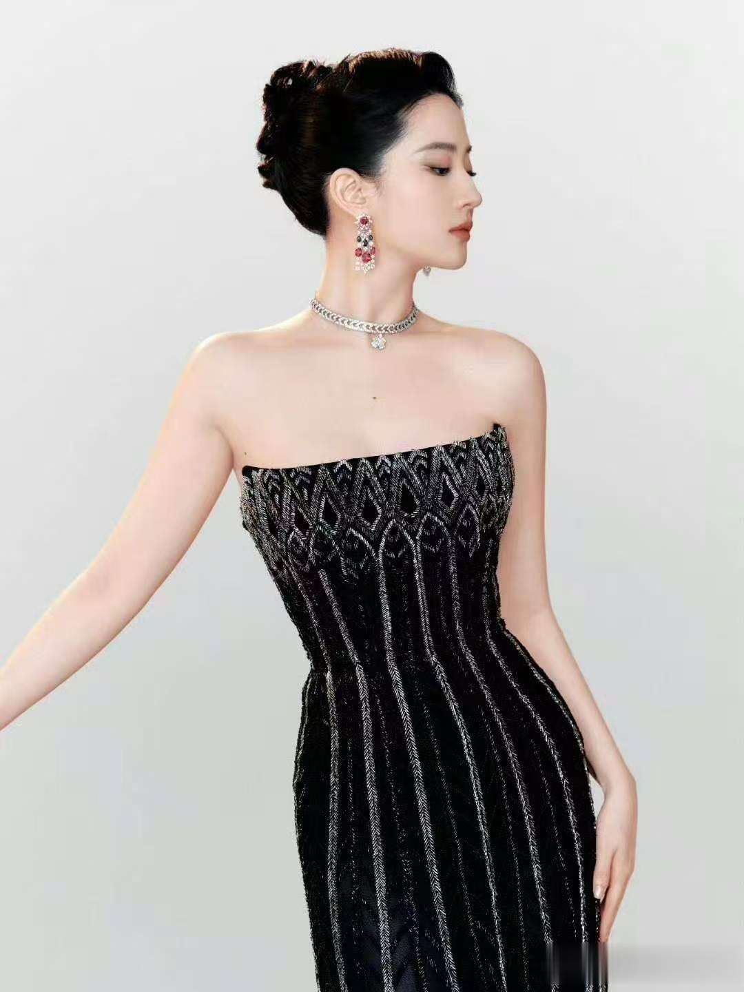 刘亦菲黑色抹胸裙搭配纱巾,盘起头发的样子内娱第一仙女!