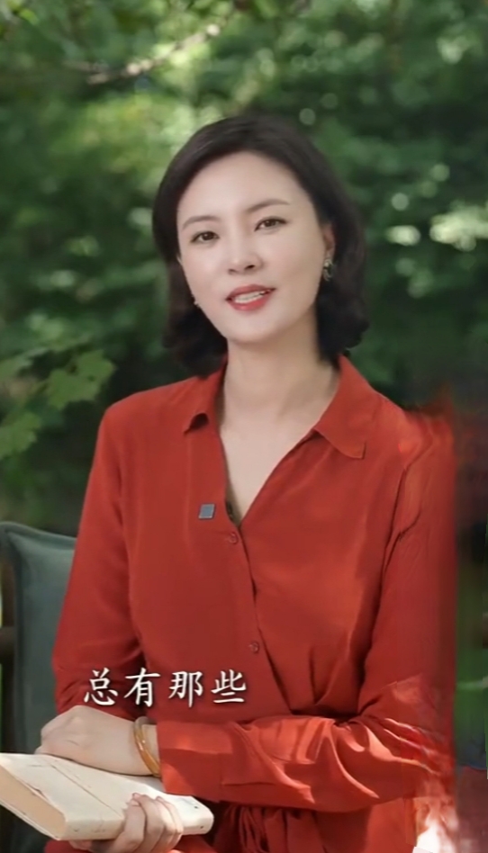 刘芳菲复古红裙造型，短卷发精致，林间畅谈阅历尽显知性美