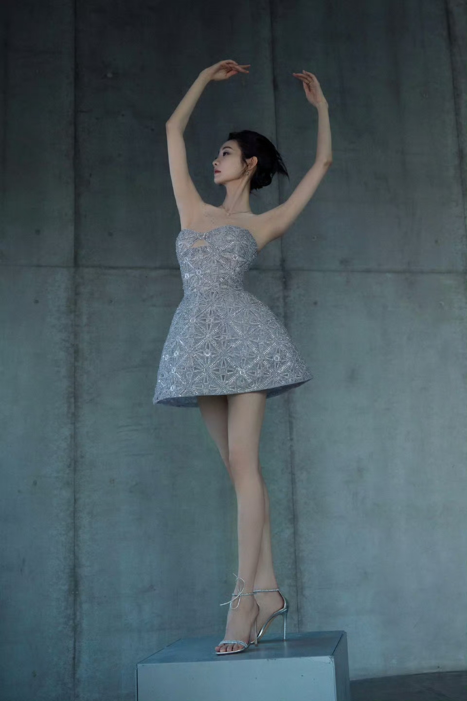 张艺凡 抹胸短袖大长腿 太美了叭