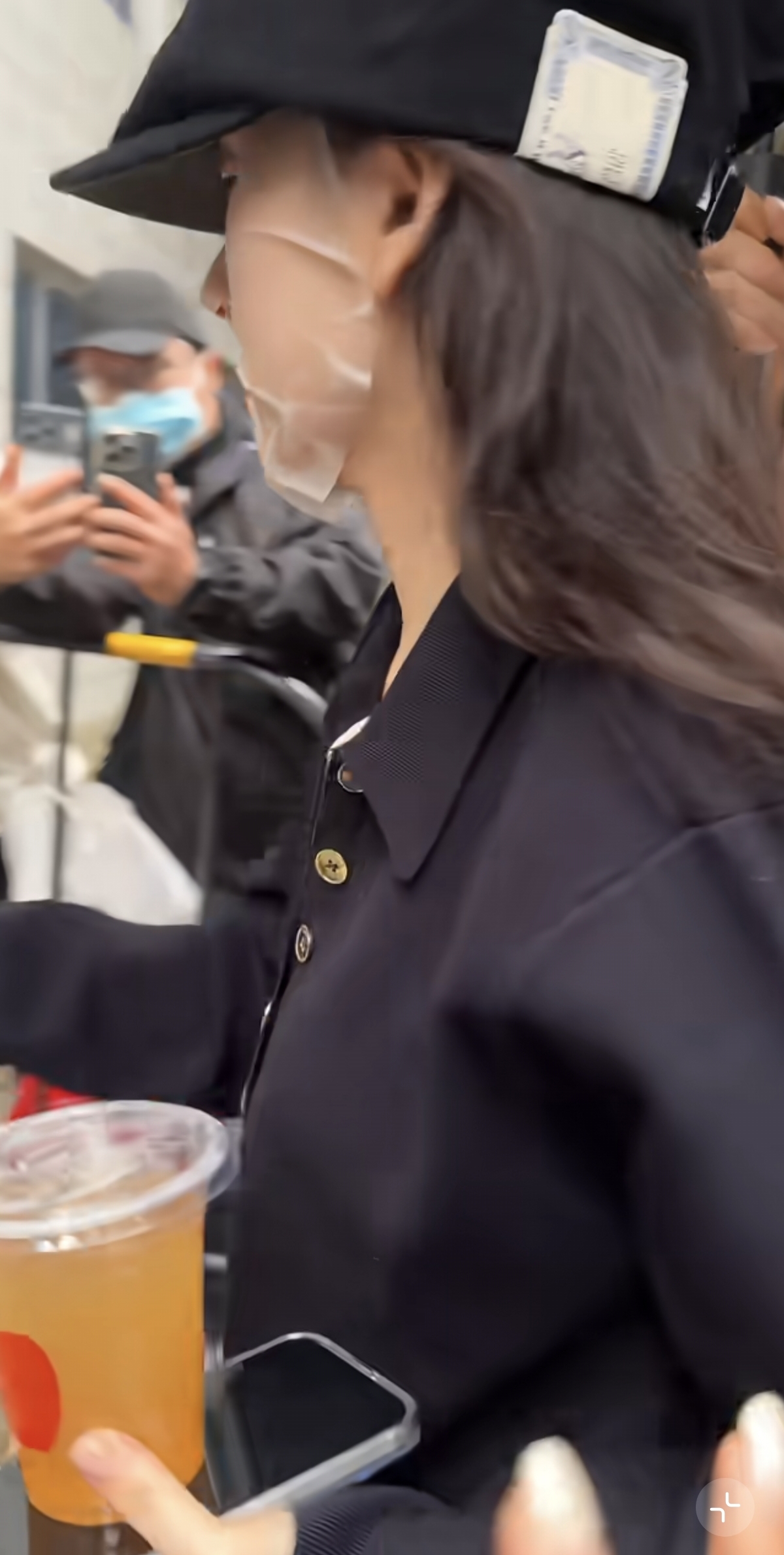 真巴掌脸！宋祖儿今日上班路透，明显看着脸好小，面膜都皱在脸上