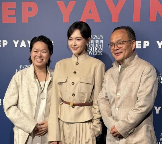 唐嫣亮相上海时装周卡其色新中式套装美出新高度