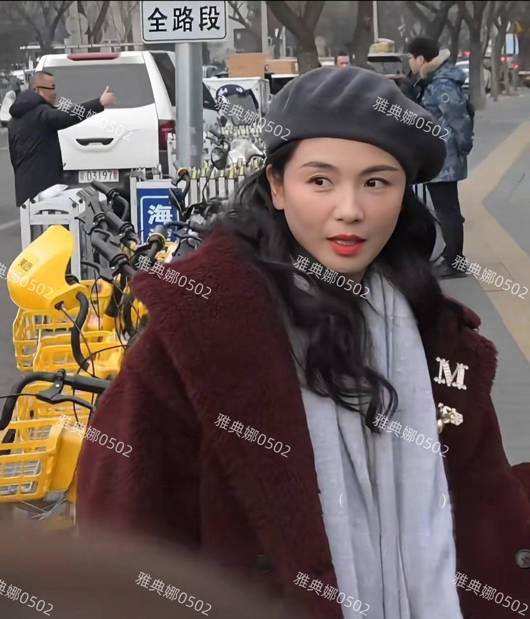 电视台门口蹲到参加春晚彩排的刘涛,本人打扮时尚但皮肤黑不年轻