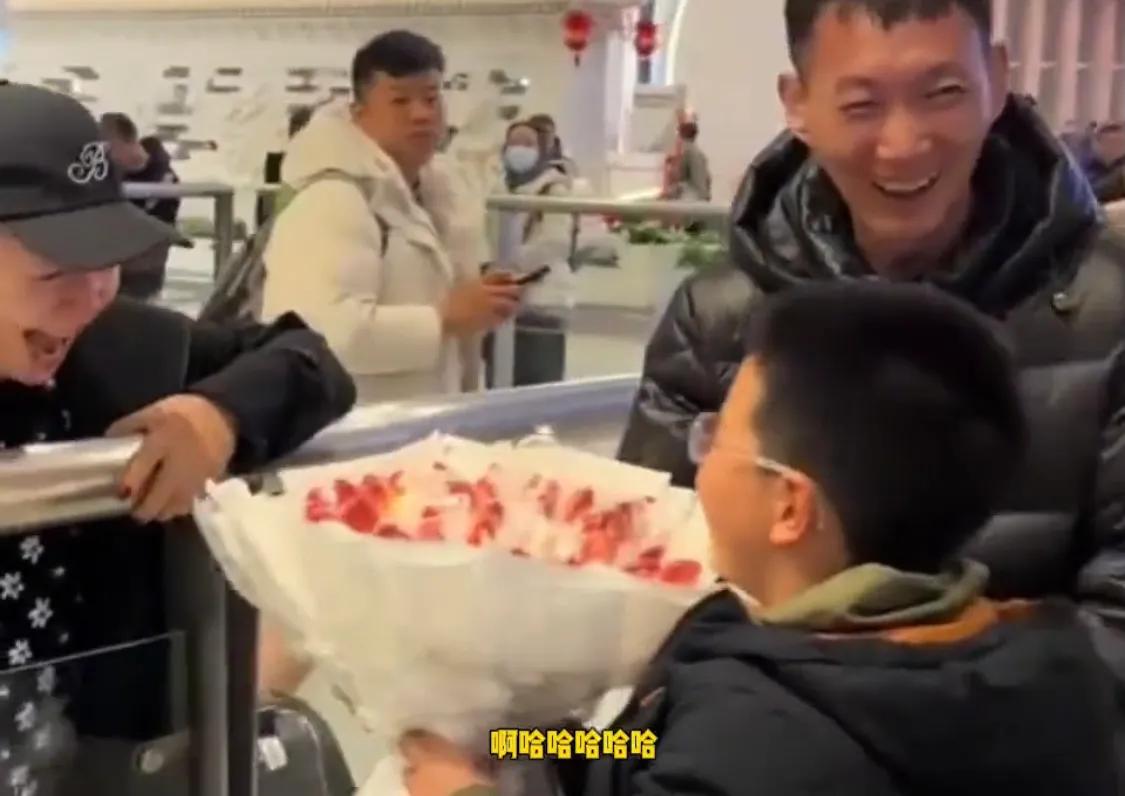 宋丹丹回京，儿媳博谷带着两个孩子来接奶奶，宋丹丹拥抱了儿媳！