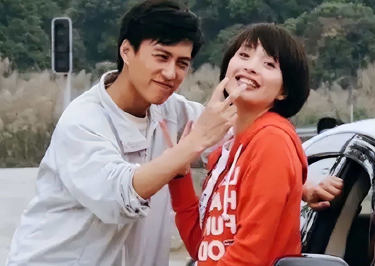 她26岁成双料影后，二婚嫁靳东高龄生下两子，今48岁美得自信从容