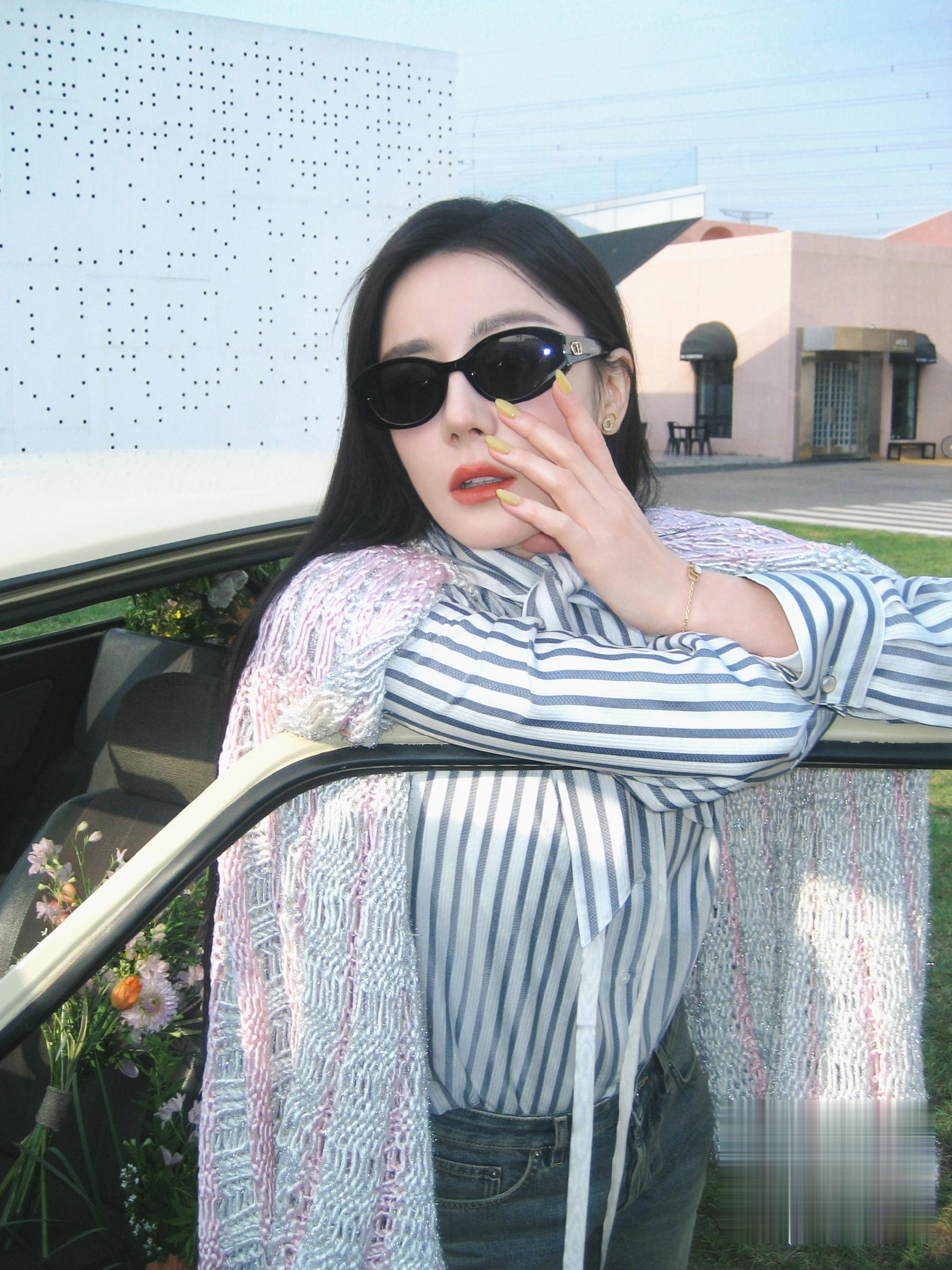 迪丽热巴春日美拍，身穿条纹衬衫搭配针织披肩，青春不羁