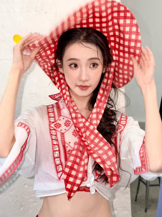 张艺凡已经开始过夏天了，这小蛮腰真迷人