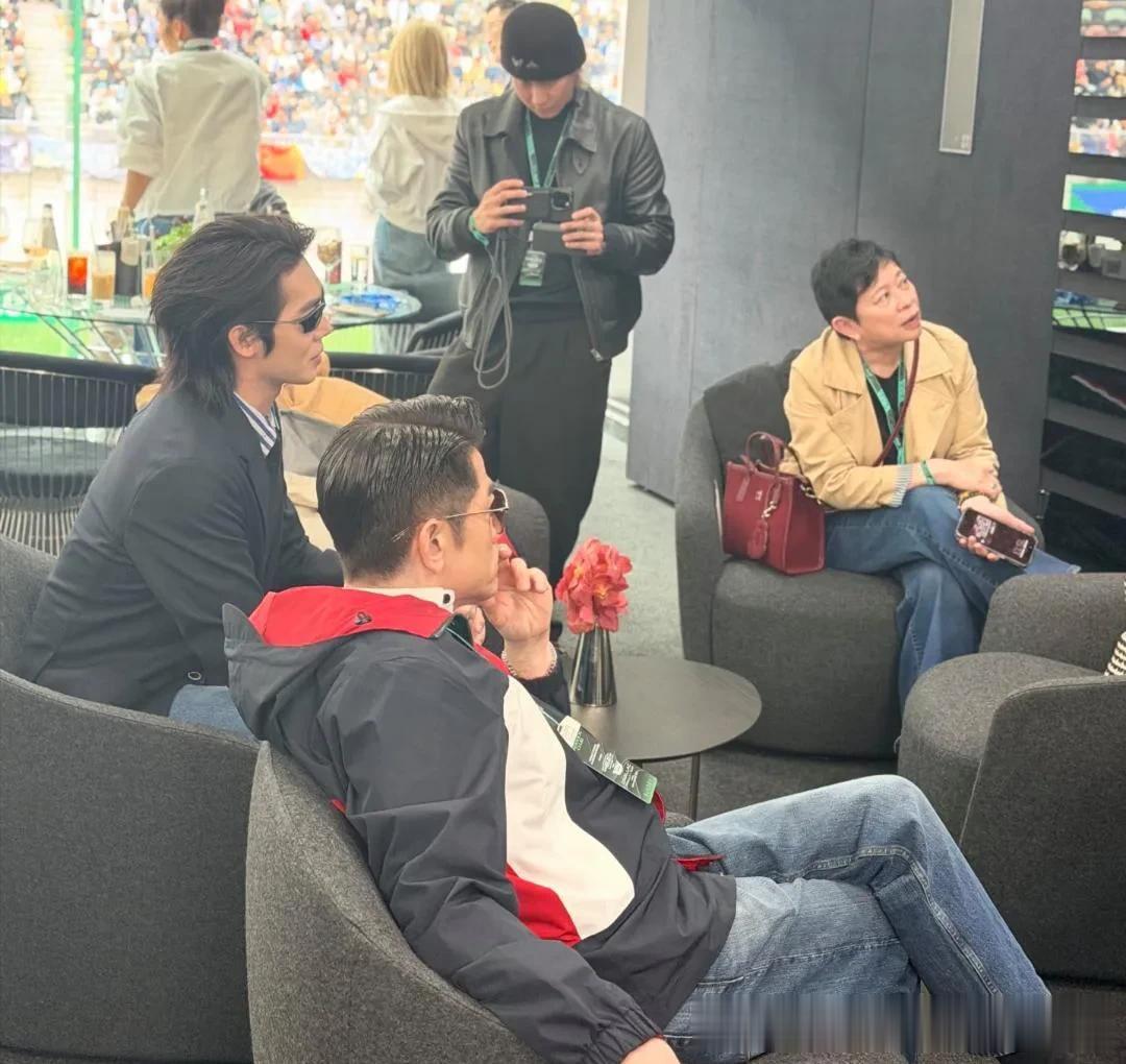 61岁郭富城上海看F1赛车比赛,看起来好矮,目测只有1.65米左右