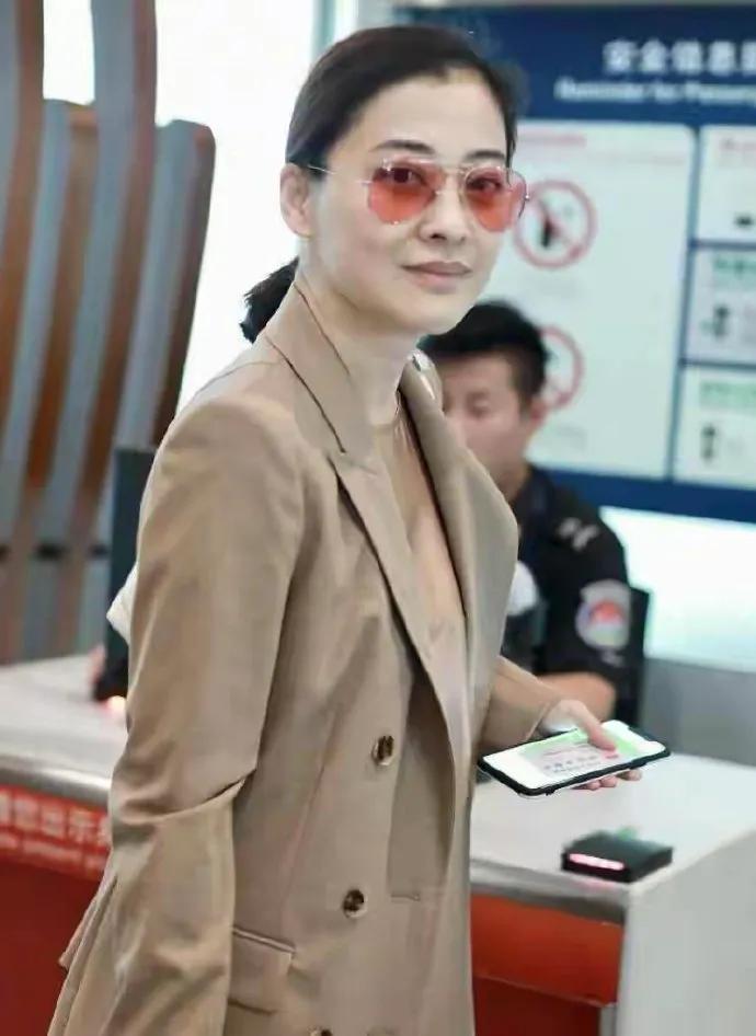 梅婷走机场带火了美拉德新穿法：西装+阔腿裤+小白鞋，时髦又减龄 ???