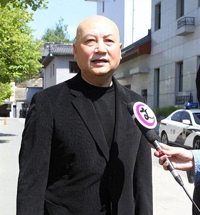遁入空门？迟重瑞寺庙诵经，送妻后彻底皈依，百亿遗产说扔就扔