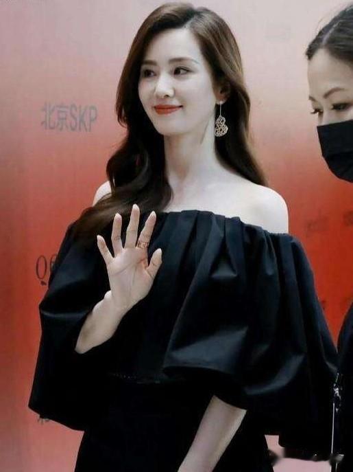刘诗诗红毯凭仪态封神?生图为何比精修还绝?谁能媲美这份优雅?