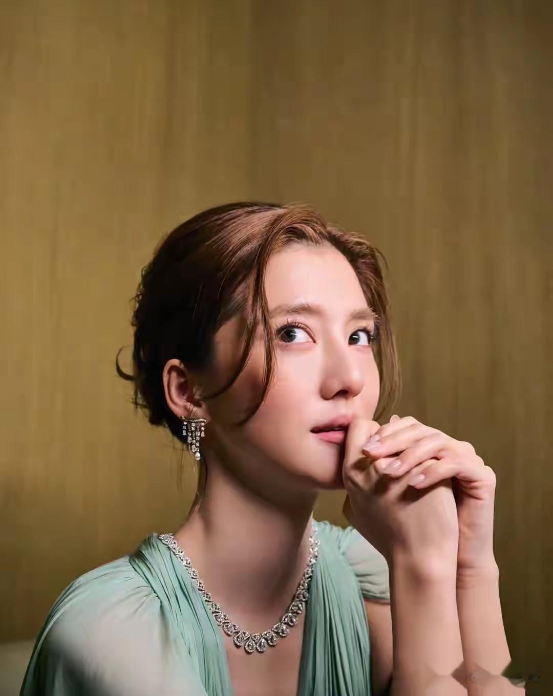 吴千语现身沈阳，绿色长裙直接封神，整条街的颜值都被她拉高了