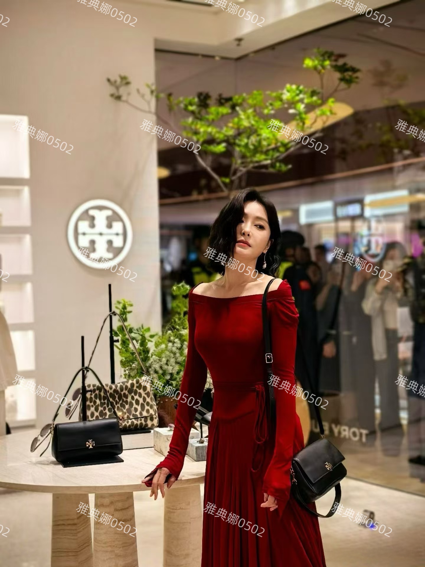 同岁的章子怡和秦岚，同一天都穿大红裙亮相活动，状态都不尽人意