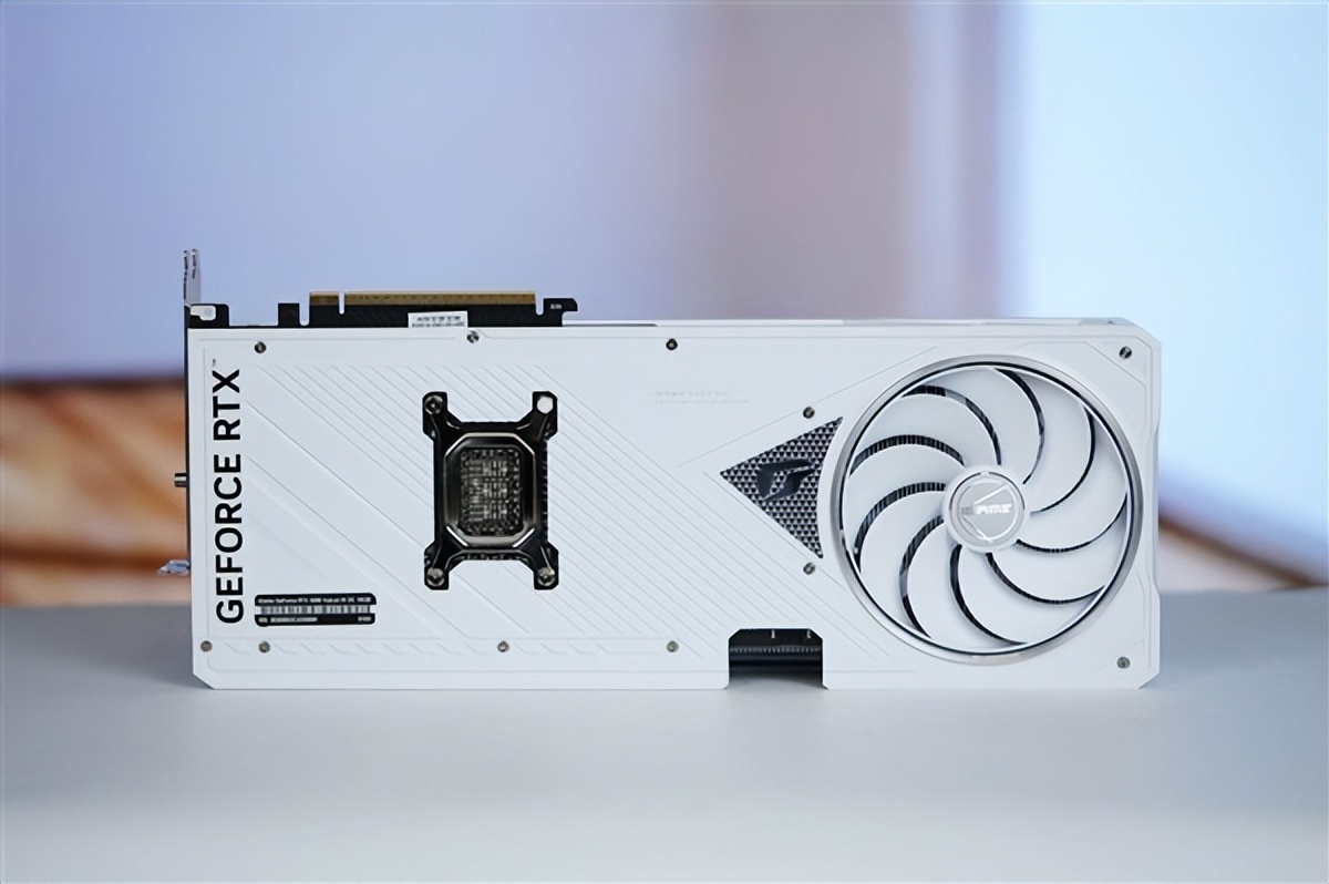 全鋁CNC+白火神顯卡 七彩虹定制主機圖賞