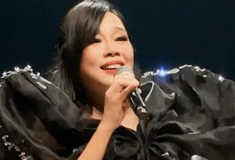 55岁陈松伶开演唱会，裙子开叉到大腿，和张铎贴身摸腿热舞