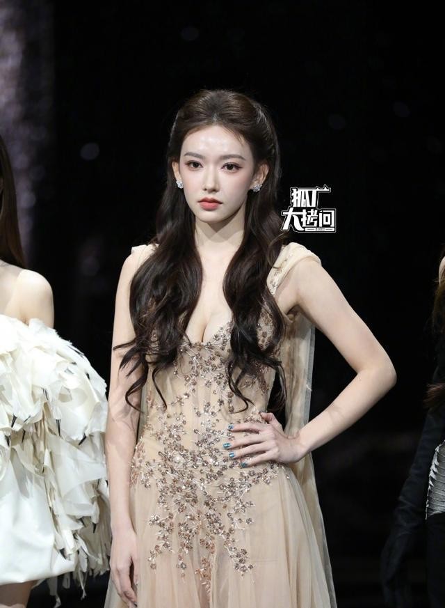 这跟不穿有啥区别？微博之夜“敢露”女星：白鹿、程潇、佟丽娅