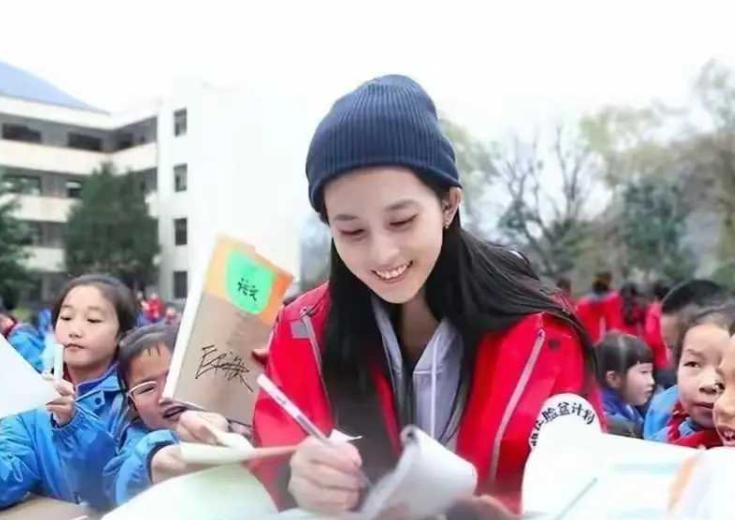 63岁毛阿敏豪门守寡四年近况曝光，21岁女儿十分优秀