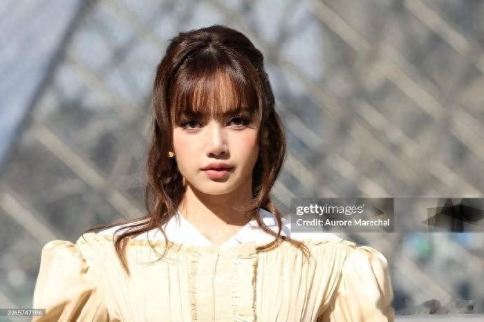 Lisa身穿露腰皮裤亮相，三角区凸起明显，看着让人好尴尬