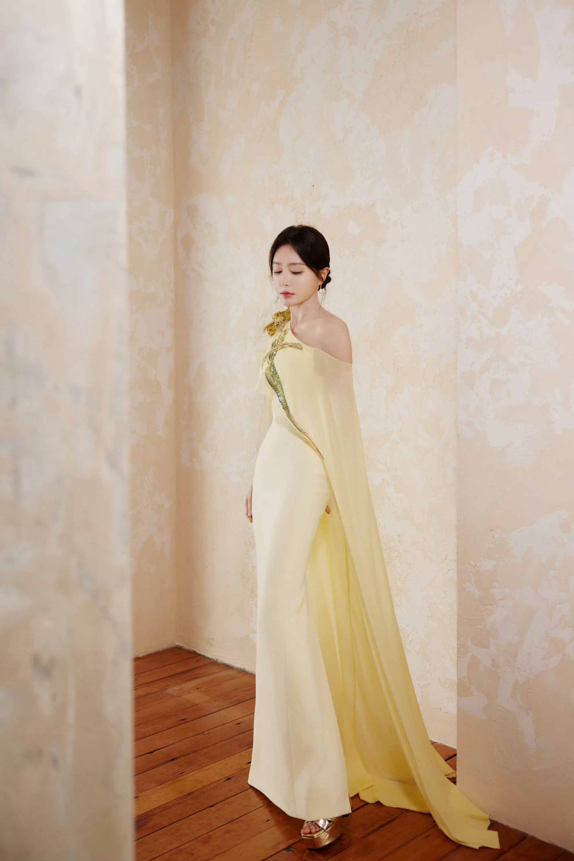 秦岚的穿搭太会了！一套造型一种气质，美到失语